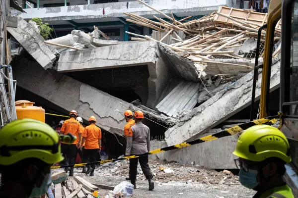 Imagem colorida de desabamento de escola na Indonésia - Metrópoles
