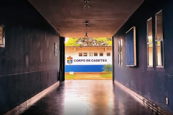 Imagem colorida de fachada de campo de cadetes - Metrópoles