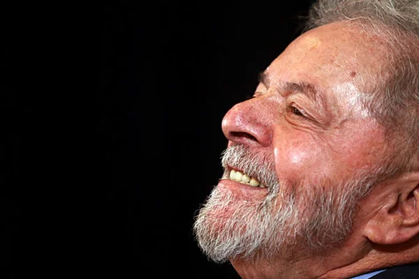 Aos gritos de “não se entrega”, Lula é carregado pela militância