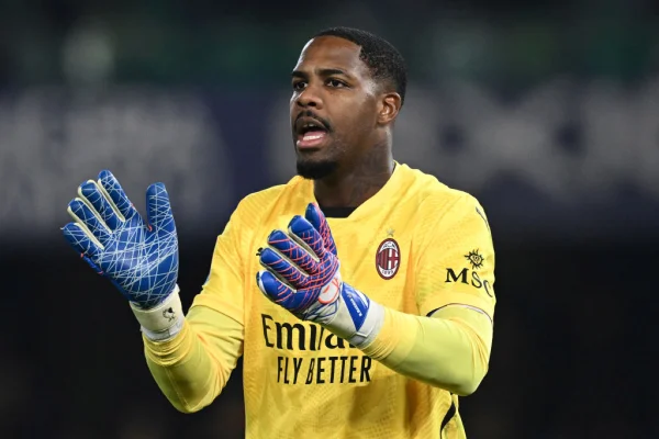 Imagem colorida de Mike Maignan, goleiro do Milan- Metrópoles