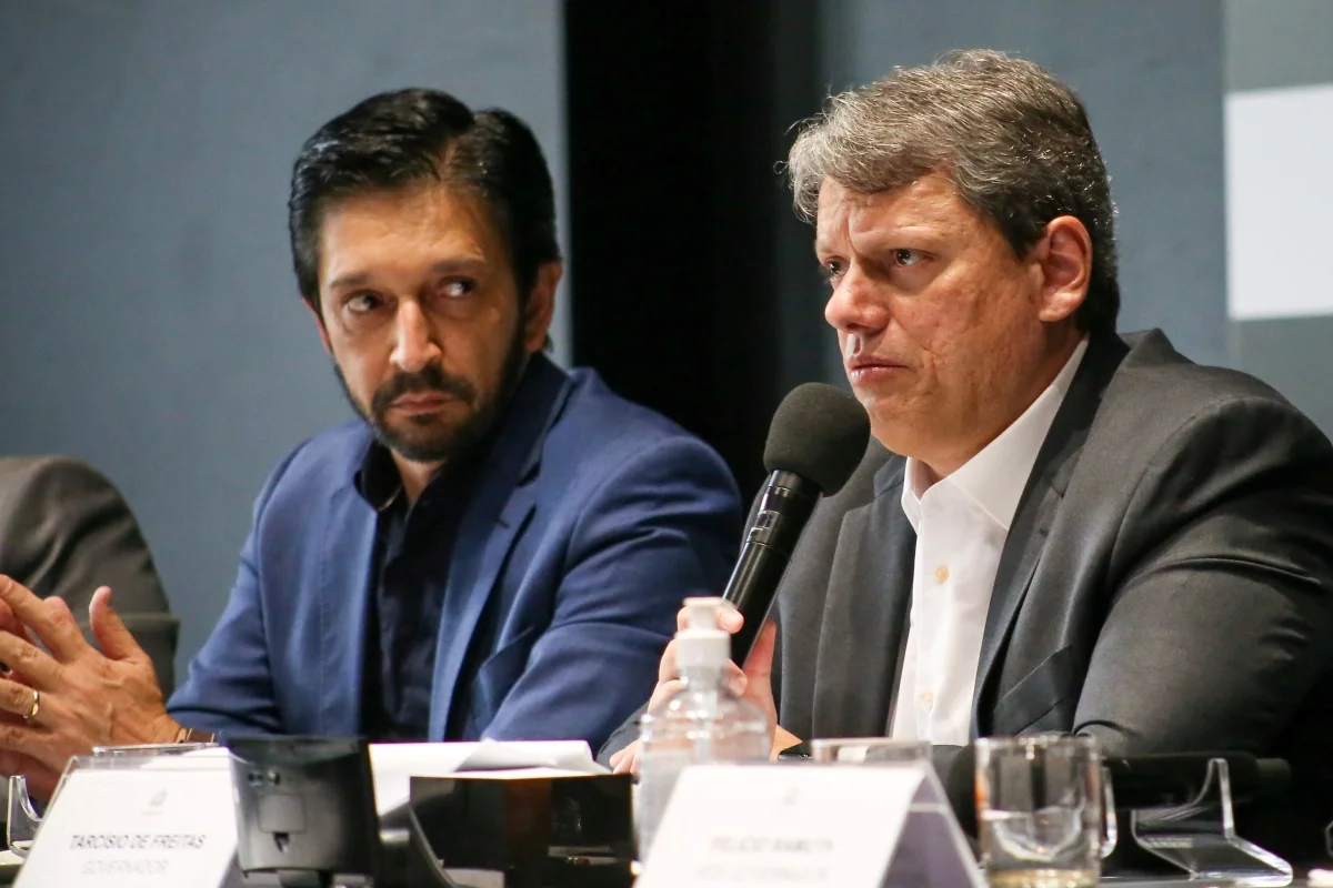 TRE-SP proíbe propaganda de Tarcísio com Nunes