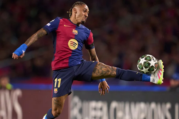 Imagem colorida de Raphina, do Barcelona, na champions League- Metrópoles