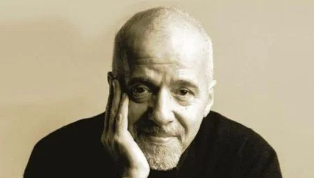 Escritor Paulo Coelho recomenda maconha para “acalmar” Bolsonaro