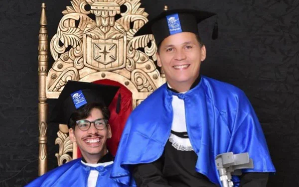 Pai faz faculdade com filho deficiente para garantir educação inclusiva