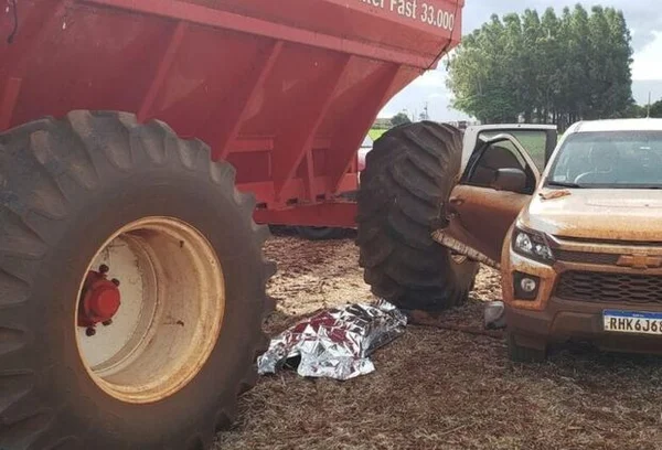 Fotografia colorida da cena do incidente no qual trabalhador morreu atropelado por um trator