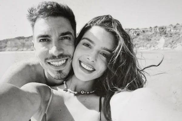 Foto em preto e branco de Giovanna Lancellotti e noivo