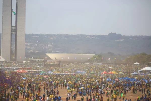 Esplanada dos ministérios lotada de apoiadores e pessoas que vieram acompanhar o desfile