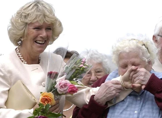 Camilla Parker Bowles recebe o carinho de uma fã. Camilla Parker Bowles recebe o carinho de uma fã.
