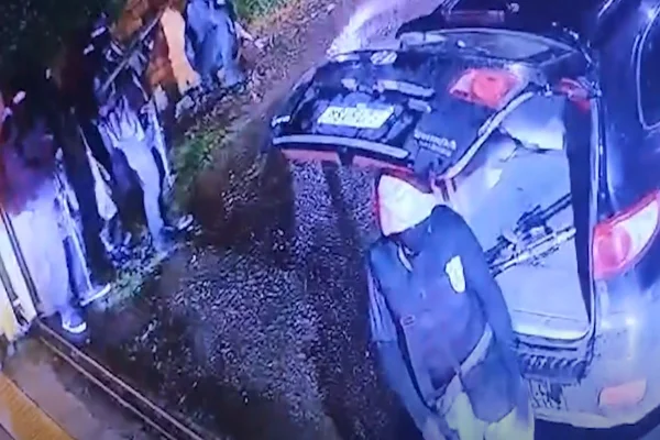 Assaltantes tentando roubar carro-forte. Dois suspeitos foram presos pela PM em SP - Metrópoles