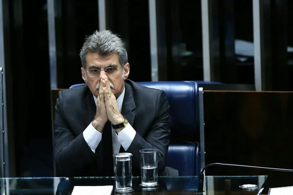 De licença médica, Caiado e Jucá decidem ir para votação do caso Aécio