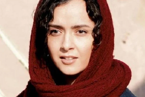 Atriz Taraneh Alidootsi. Ela usa uma burca vermelha, tem pele clara e cabelo preto - Metrópoles