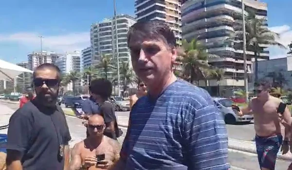 Bolsonaro embarca para passar o Natal na Restinga da Marambaia