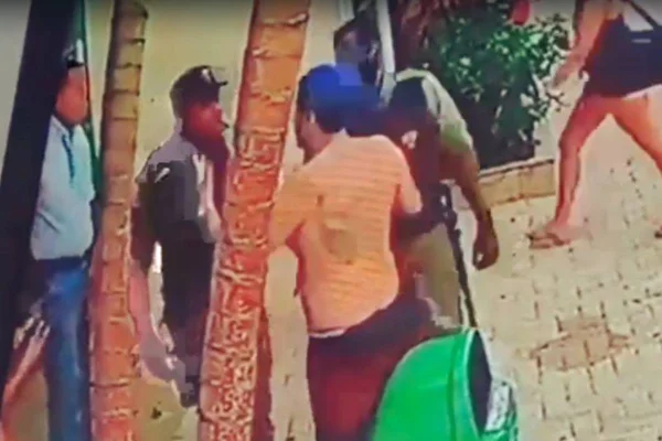 turista é preso em caldas novas após xingar segurança de hotel de preto safado