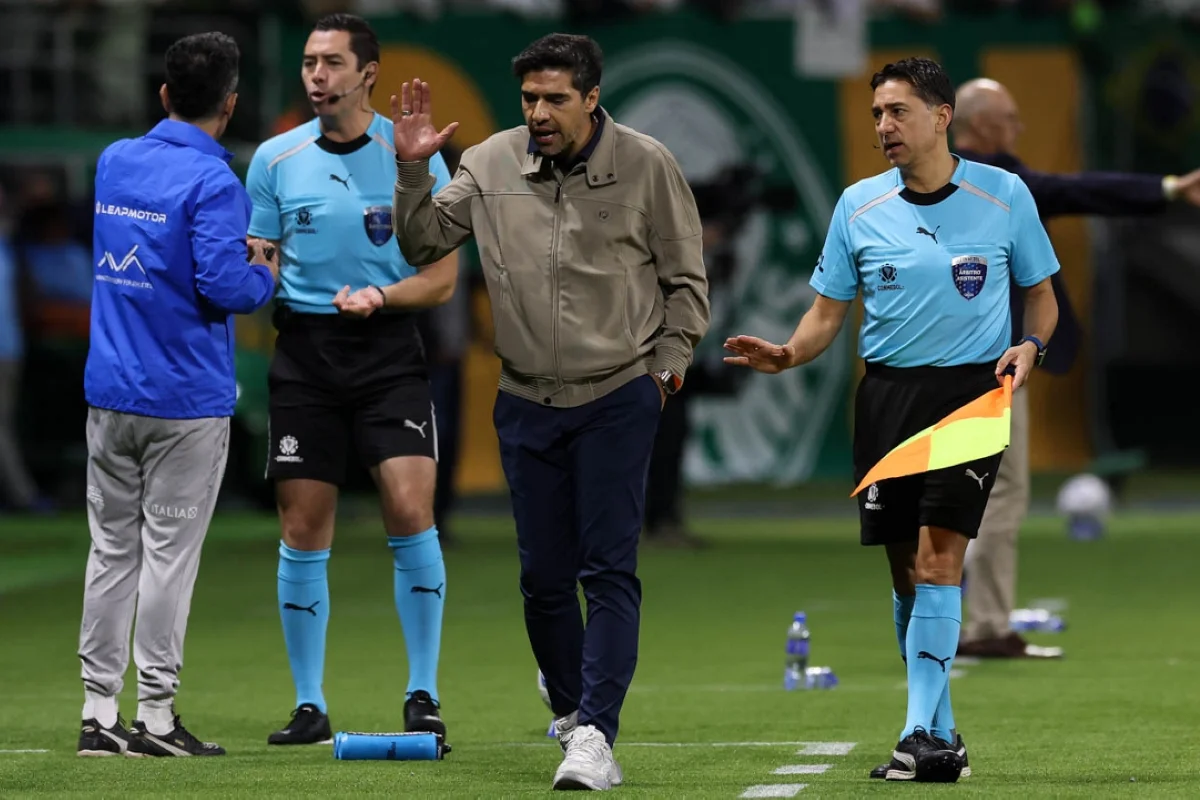 Abel Ferreira endossa arbitragem de partida controversa do Palmeiras no Brasileirão​‌​