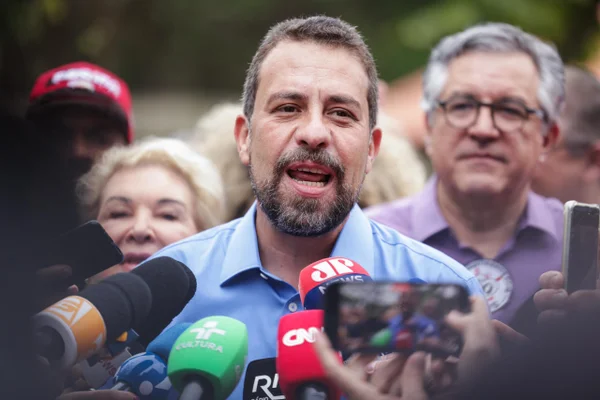 O candidato à prefeitura de São Paulo, Guilherme Boulos (PSOL), vota na zona sul da cidade pelo segundo turno das eleições municipais 2024 Metropoles