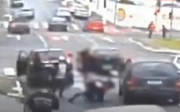 Imagem colorida mostra homem com licença de CAC atirando enquanto dois jovens brigam na rua em São Bernardo do Campo - Metrópoles