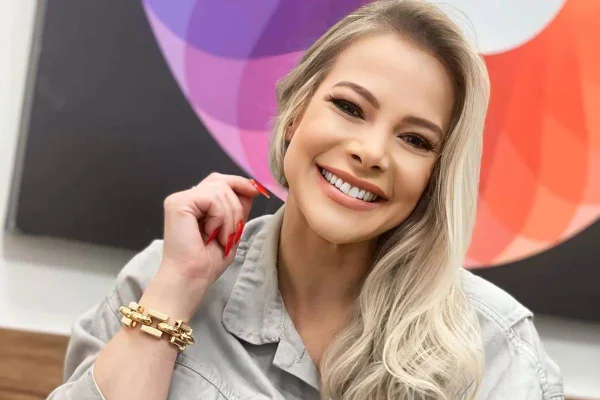 foto colorida de rosto de mulher loira sorrindo - metrópoles