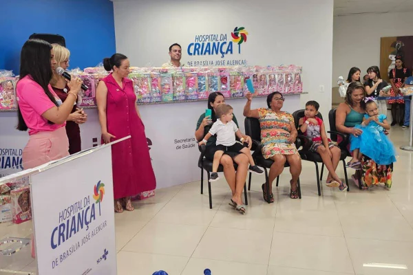 Pacientes do HCB recebem brinquedos da campanha Vem Brincar Comigo