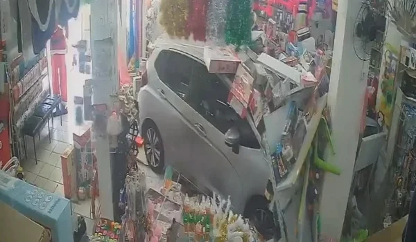 Imagem colorida mostra carro invadindo papelaria em Campinas; a motorista, uma mulher, perdeu o controle do veículo após passar mal - Metrópoles