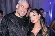 Nicolly Massariol e DJ Buarque posam juntos após oficializarem o namoro