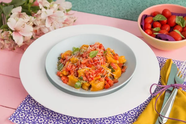 Nhoque-de-Abobora-com-Molho-de-Tomate-e-Manjericao