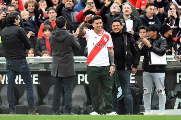 Foto colorida de Enzo Fernández sendo homenageado pelo River Plate - Metrópoles