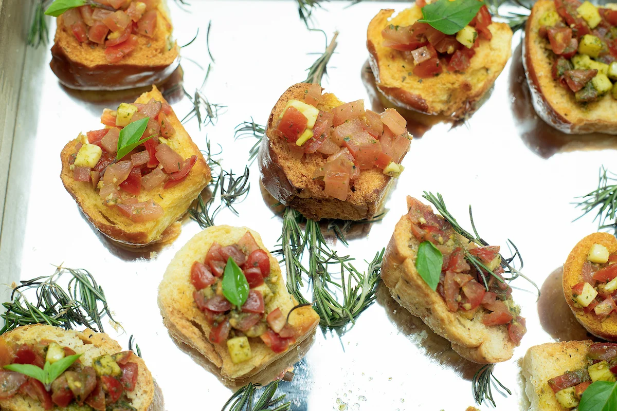 Bruschetta napolitana com molho pesto Bruschetta napolitana com molho pesto