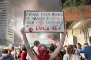 Apoiadores comemoram reeleição de Lula na Av. Paulista neste domingo (25/10).
