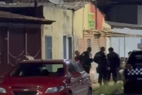 Homem é morto a tiros na porta de casa