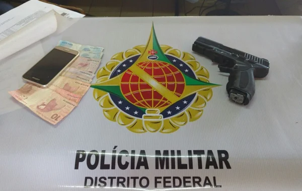 PM prende adolescentes após assalto a farmácia. Veja vídeo
