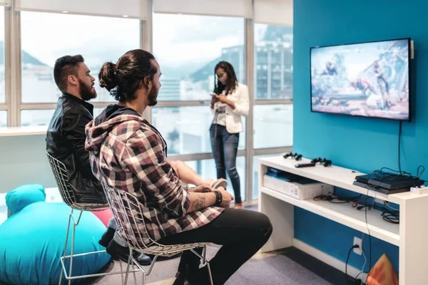 Homens jogando videogame