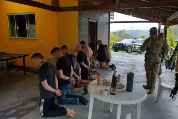 Membros de grupo neonazista flagrado em SC têm prisão decretada