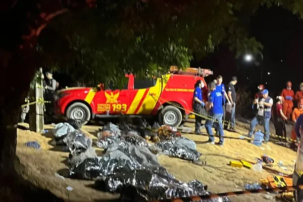Imagem colorida de acidente de ônibus em Alagoas - Metrópoles