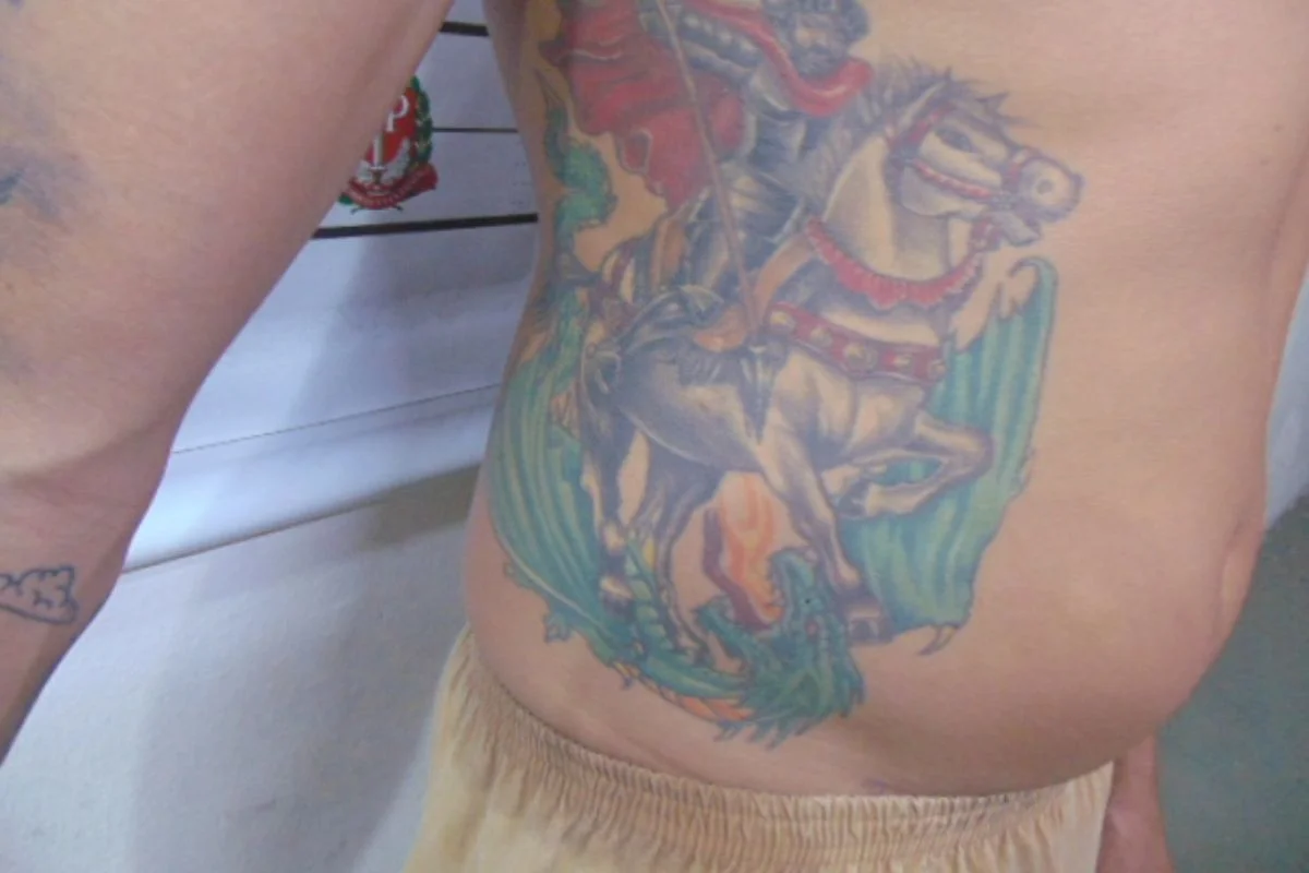 Tatuagem de Maiky Entonny Venancio França, homem que fugiu do Centro de Detenção Provisória (CDP) de Caraguatatuba, no litoral de São Paulo, nessa quarta-feira (11/12) Tatuagem de Maiky Entonny Venancio França, homem que fugiu do Centro de Detenção Provisória (CDP) de Caraguatatuba, no litoral de São Paulo, nessa quarta-feira (11/12)