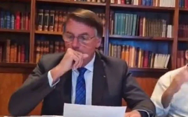 Tossindo, Bolsonaro faz live nas redes sociais gripado: “Complicado”