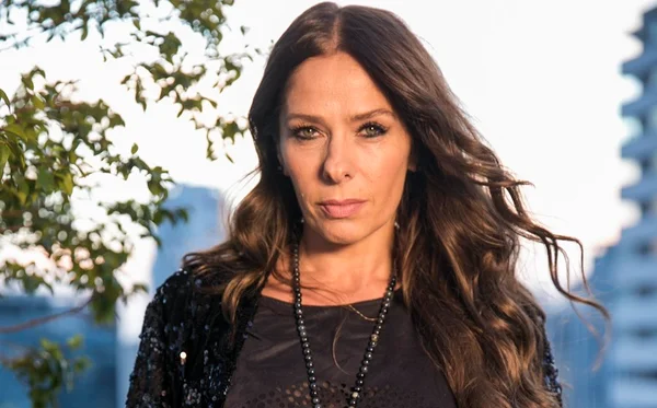 De volta à TV aberta, Adriane Galisteu topa engordar e ficar careca