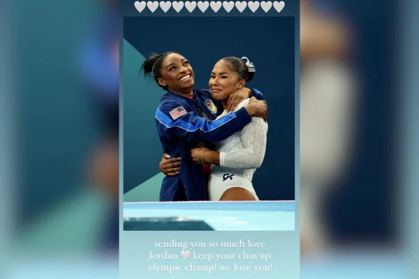 Imagem colorida de Simone Biles e Jordan Chiles abaraçadas - Metrópoles