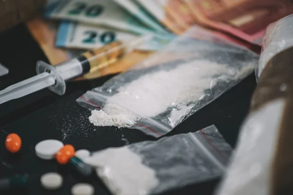 Imagem colorida de cocaína e outras drogas - Metrópoles