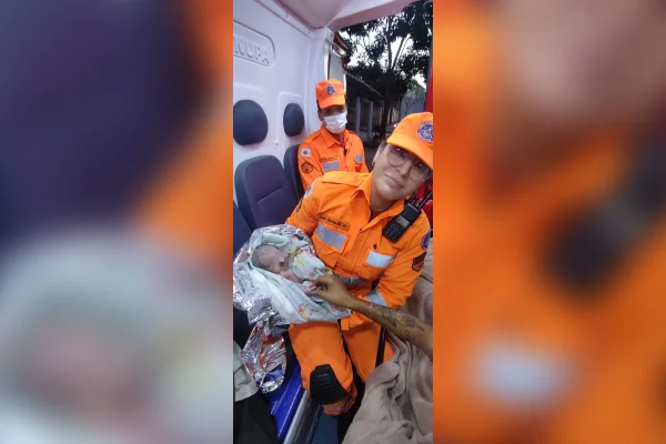 Bebê nasce com ajuda dos bombeiros em casa sem iluminação em MG