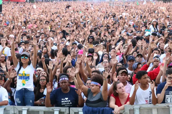 Foto colorida de multidão de fiéis na periferia durante o Dia Nacional do Evangélico, em 2023 - Metrópoles