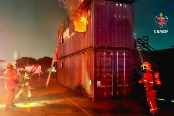 Foto colorida de simulação de incêndio