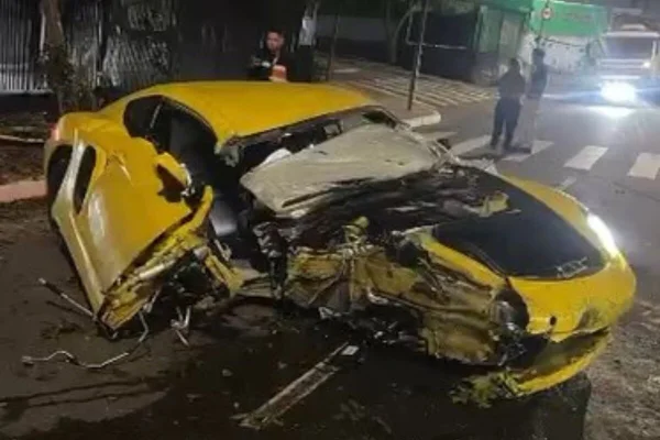 Imagem colorida de Porsche amarelo, com dianteira destruída - Metrópoles