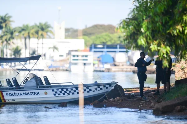 foto colorida de barco da Polícia Militar atracado às margens do Lago Paranoá