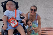 Bruna Massa, nora do Ratinho, posa com os dois filhos durante passeio