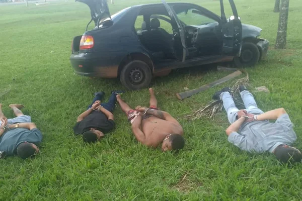PM prende bandidos que usavam carro para fazer arrastão no DF