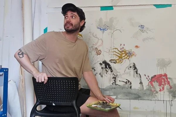 Quem é Virgílio Neto, artista da mostra Constelações Contemporâneas