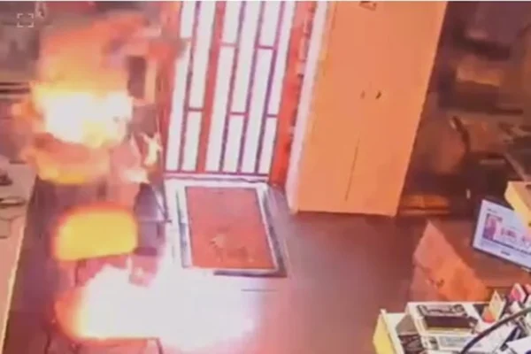Homem é queimado após celular explodir em loja em GO