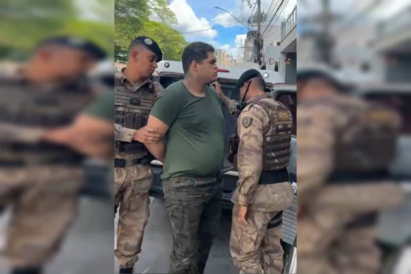 Imagens mostram feminicida chegando à DP após matar ex com 20 facadas
