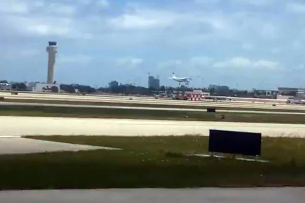 Passageiro pousa avião