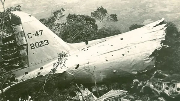Foto em preto e branco de avião da FAB destruído após acidente em morro de SC